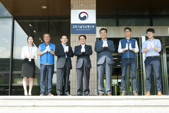 유영민 과학기술정보통신부 장관, 이진규 과학기술정보통신부 제1차관, 김용수 과학기술정보통신부 제2차관이 26일 오후 경기도 과천시 관문로 정부과천청사 5동 현관에서 과학기술정보통신부 현판제막을 하고 있다. 왼쪽부터 양민영 사무관, 주용준 국공노위원장, 이진규 제1차관, 유영민 장관, 김용수 제2차관, 송영섭 민공노위원장, 이병수 주무관. <과기정통부 제공>